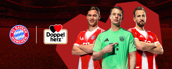 Tri igrača FC Bayerna u dresovima, jedan od njih u vratarskoj opremi. U pozadini stadion i logotip sponzora „Doppelherz”. Igrači se smiješe i poziraju s prekriženim rukama, prikazujući timsku zajedništvo.
