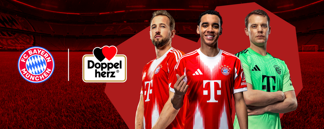 Na slici su tri nogometaša u dresovima FC Bayern Münchena. Ispred njih je logo Dopp Herz. Pozadina je stadion s crvenom temom. Igrači se smiješe, predstavljajući tim.